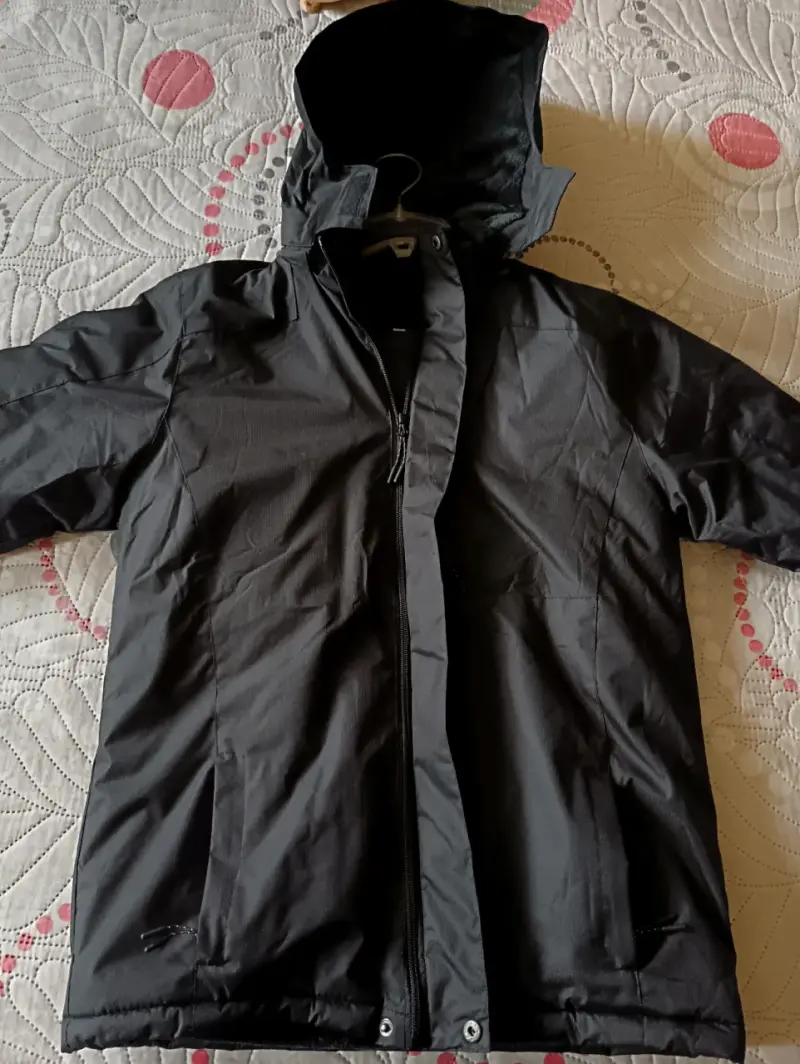 Chaqueta negra impermeable con capucha - 2