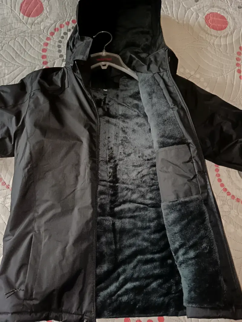 Chaqueta negra impermeable con capucha - 3