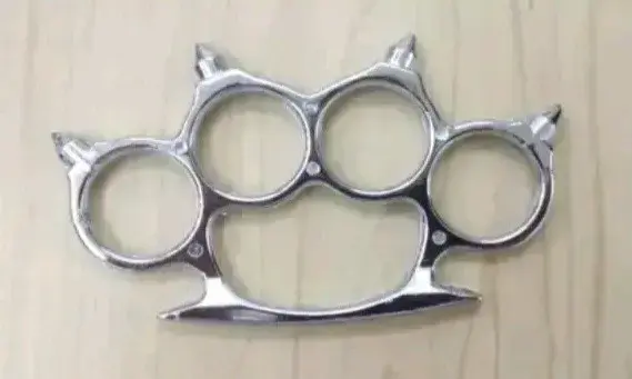 Manopla de acero con puntas - 1