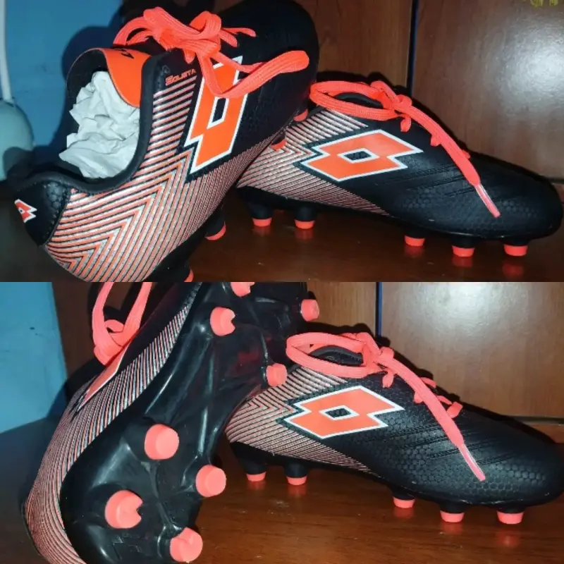 Zapatos de fútbol Lotto negros y naranjas