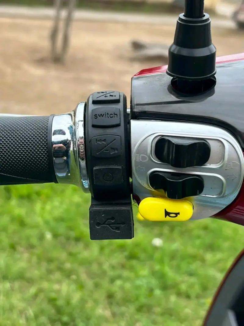 Scooter eléctrico rojo con puerto USB - 1