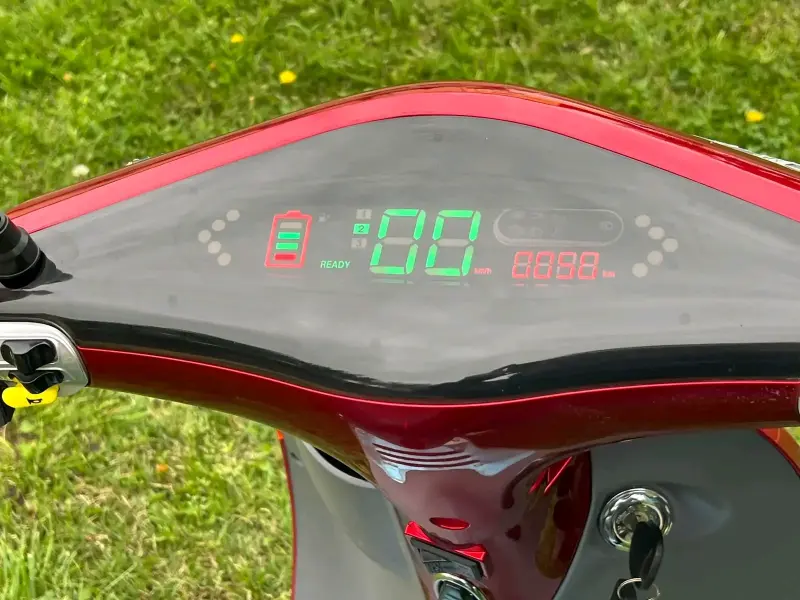 Scooter eléctrico rojo con puerto USB - 2