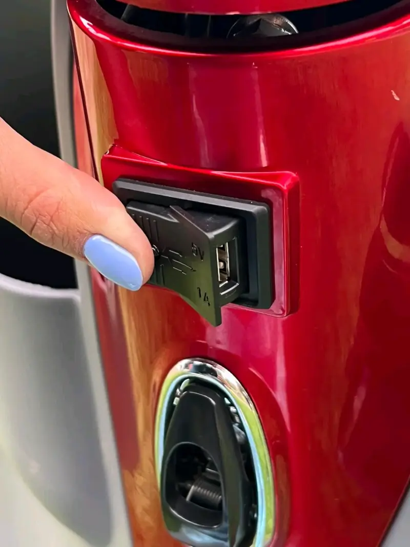 Scooter eléctrico rojo con puerto USB - 3