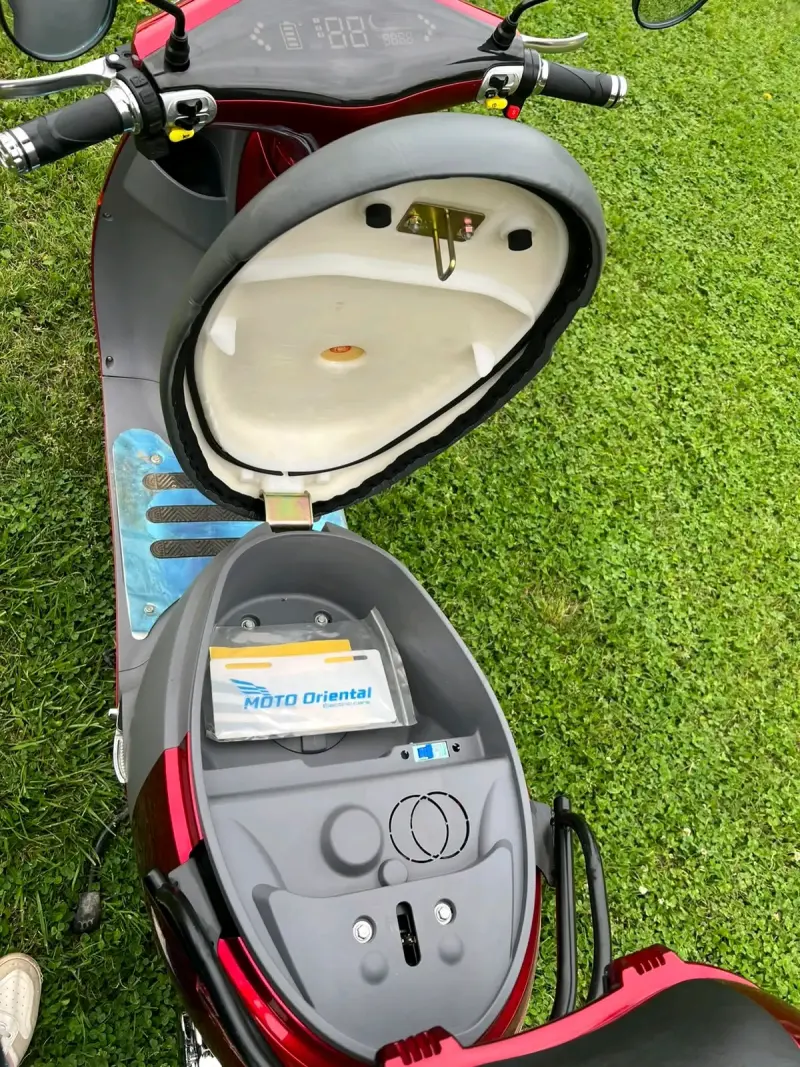 Scooter eléctrico rojo con puerto USB - 4