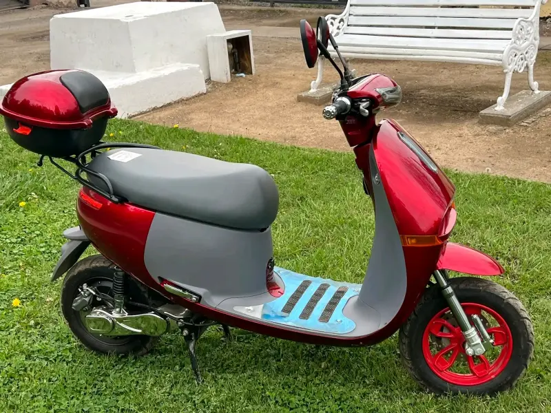 Scooter eléctrico rojo con puerto USB - 5
