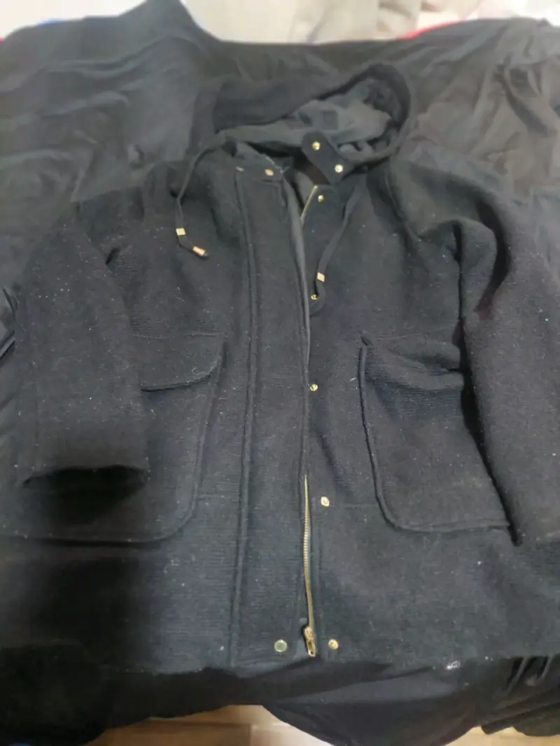Abrigo negro con capucha y bolsillos