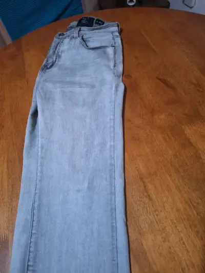 Jeans grises para hombre en buen estado - miniatura 2