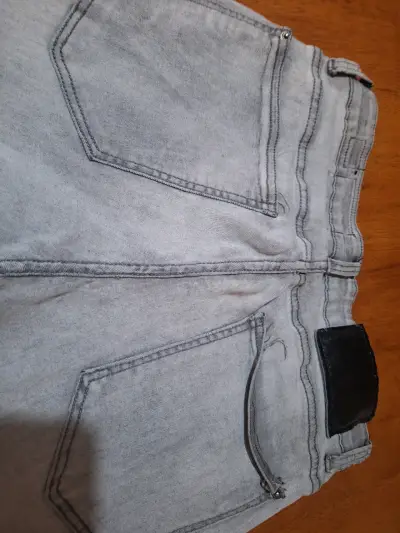 Jeans grises para hombre en buen estado - miniatura 3
