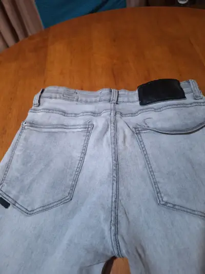 Jeans grises para hombre en buen estado - miniatura 4