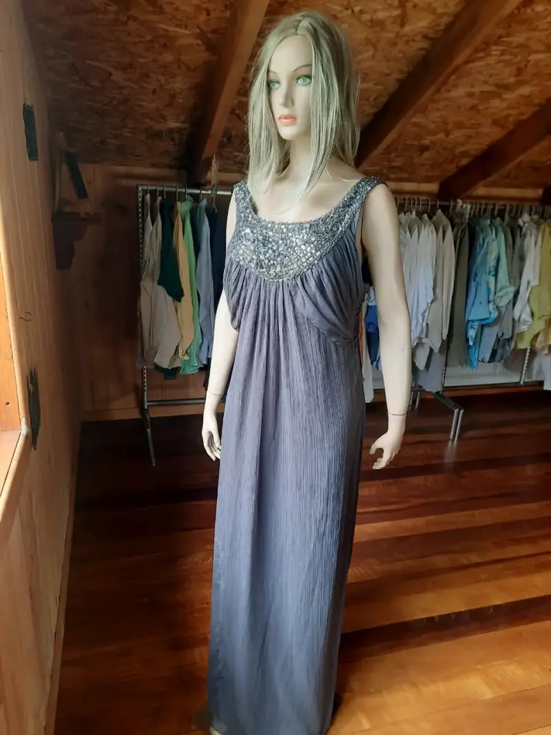 Vestido largo gris con detalles brillantes