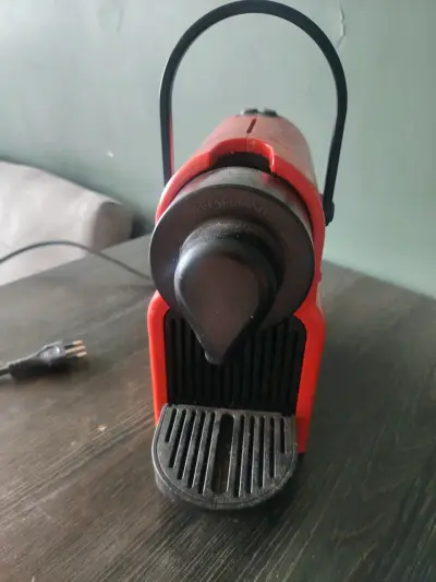 Cafetera Nespresso roja compacta - miniatura 2