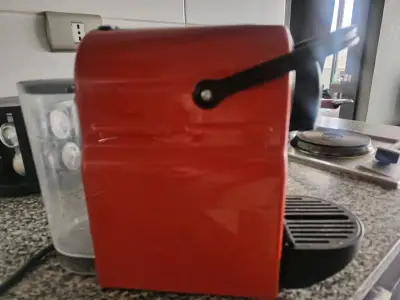 Cafetera Nespresso roja compacta - miniatura 3