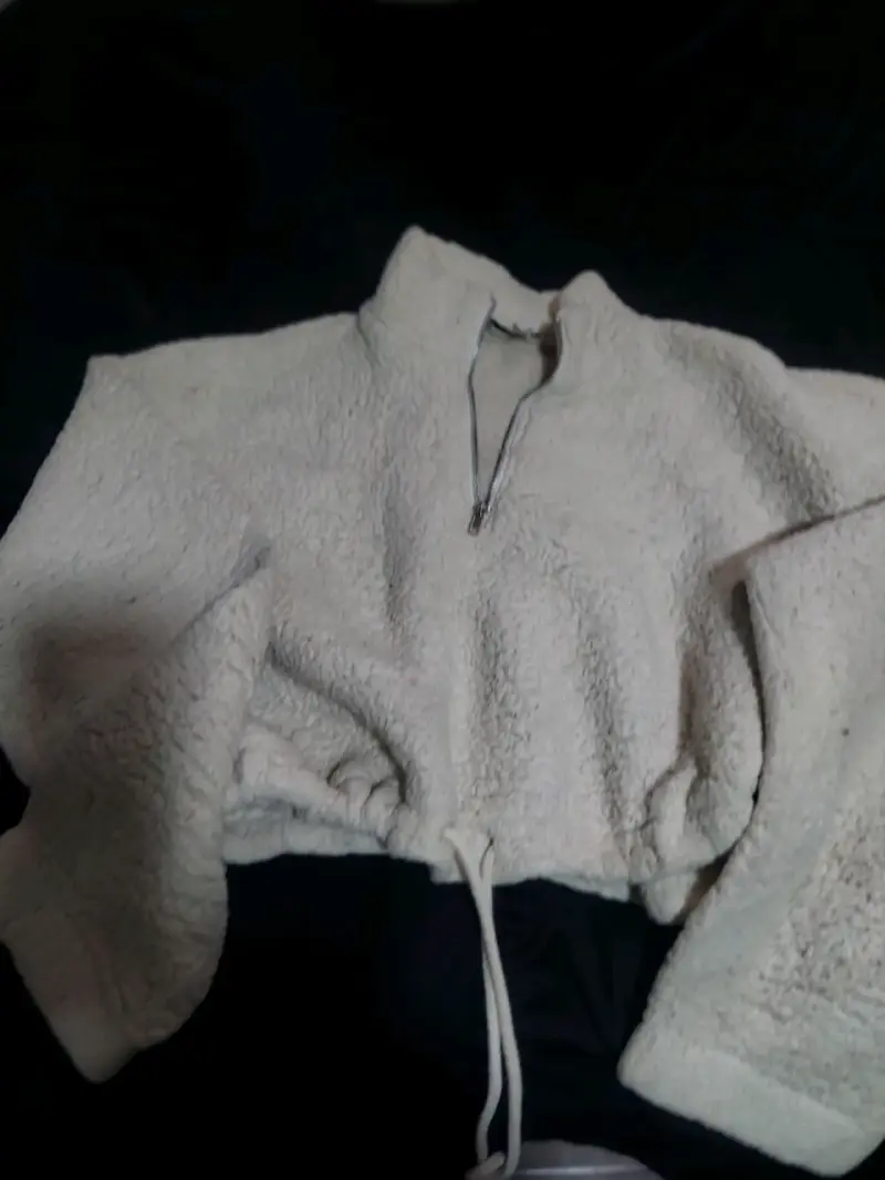 Polerón de lana beige con cierre