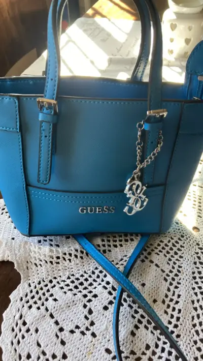 Bolso de mano azul Guess con charm - miniatura 1