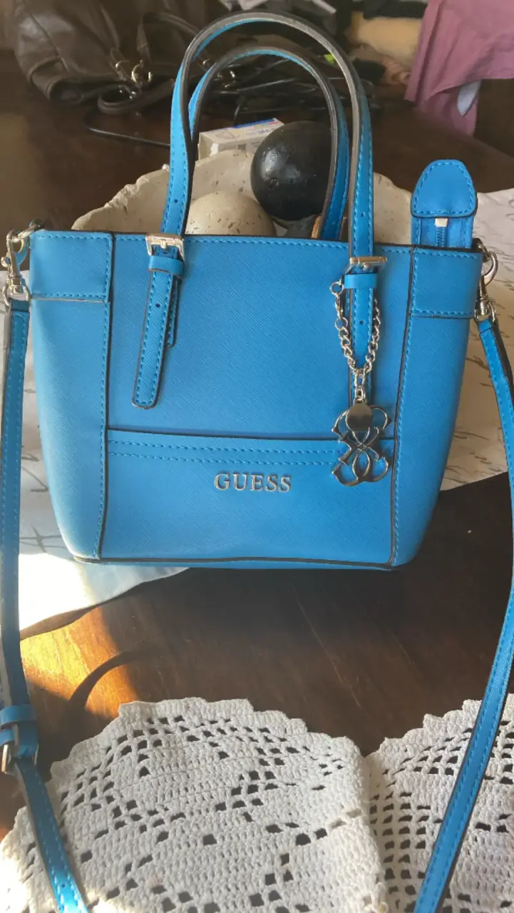 Bolso de mano azul Guess con charm - 2