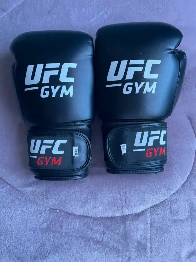 Guantes de boxeo UFC Gym 16 oz negros - miniatura 1