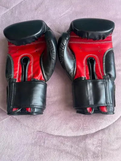 Guantes de boxeo UFC Gym 16 oz negros - miniatura 2