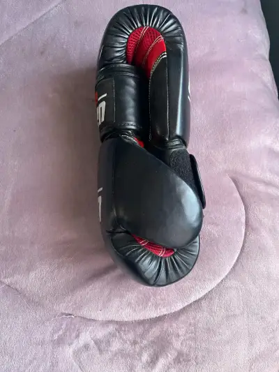Guantes de boxeo UFC Gym 16 oz negros - miniatura 3
