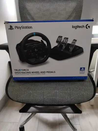 Volante y pedales Logitech G923 para PlayStation - miniatura 1