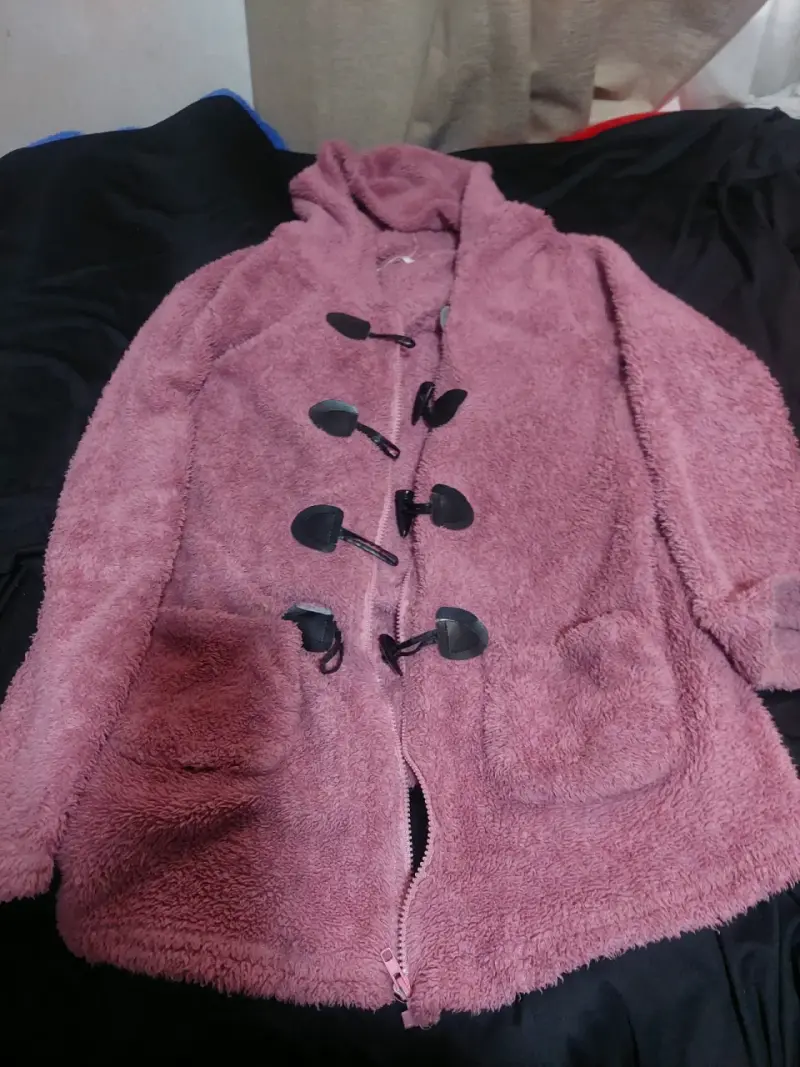 Abrigo de lana sintética rosado con capucha