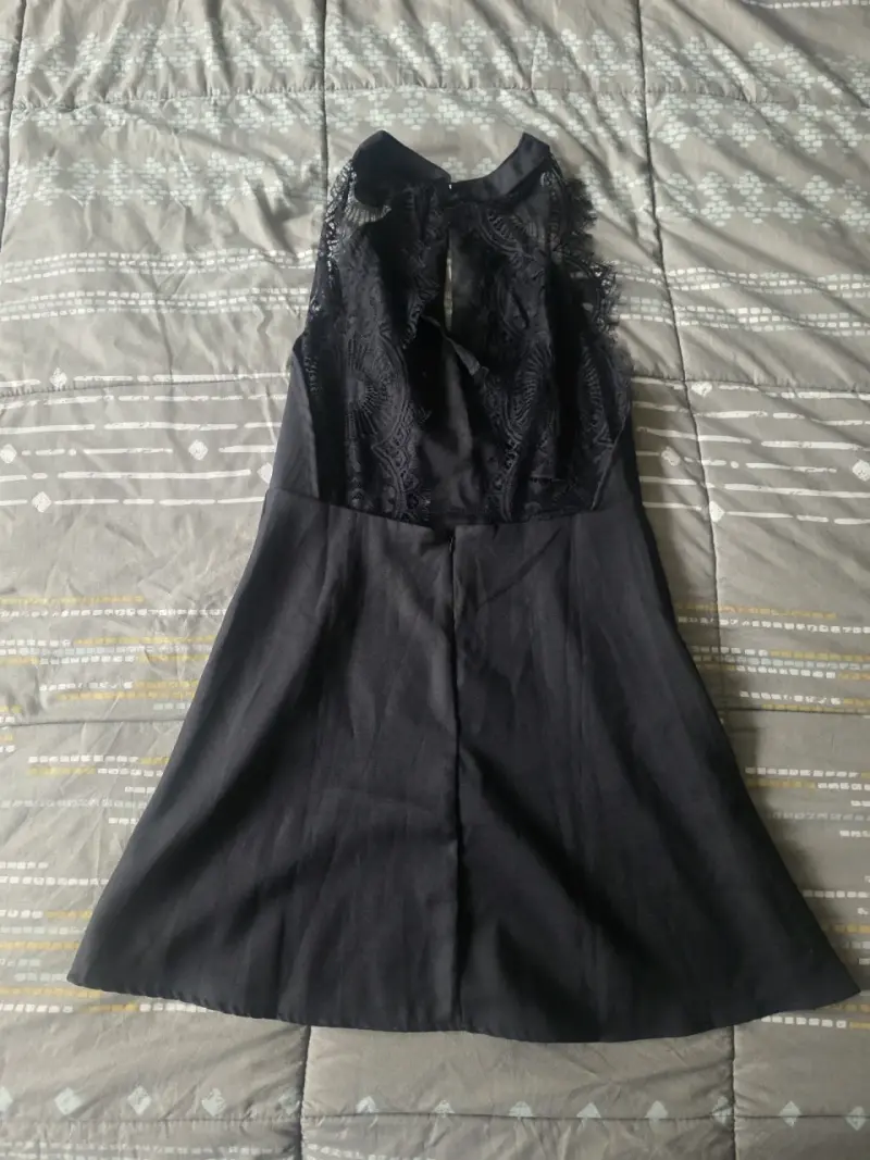 Vestido negro corto con encaje en espalda - 2