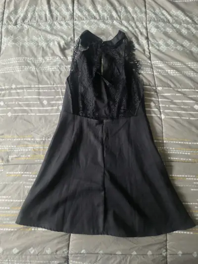Vestido negro corto con encaje en espalda - miniatura 2