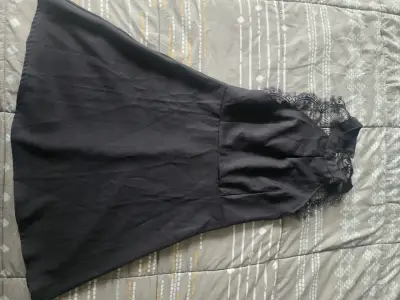 Vestido negro corto con encaje en espalda - miniatura 3