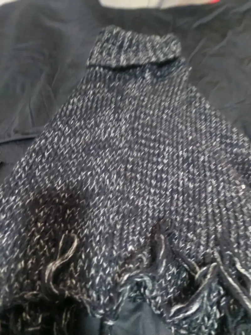 Bufanda de lana gris con flecos