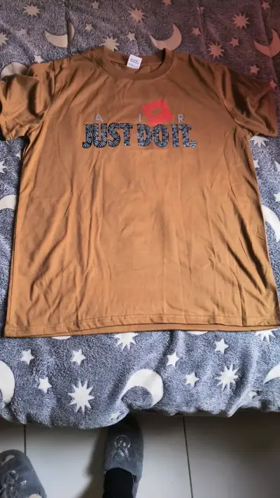 Polera marrón con estampado 'Just Do It' - miniatura 1