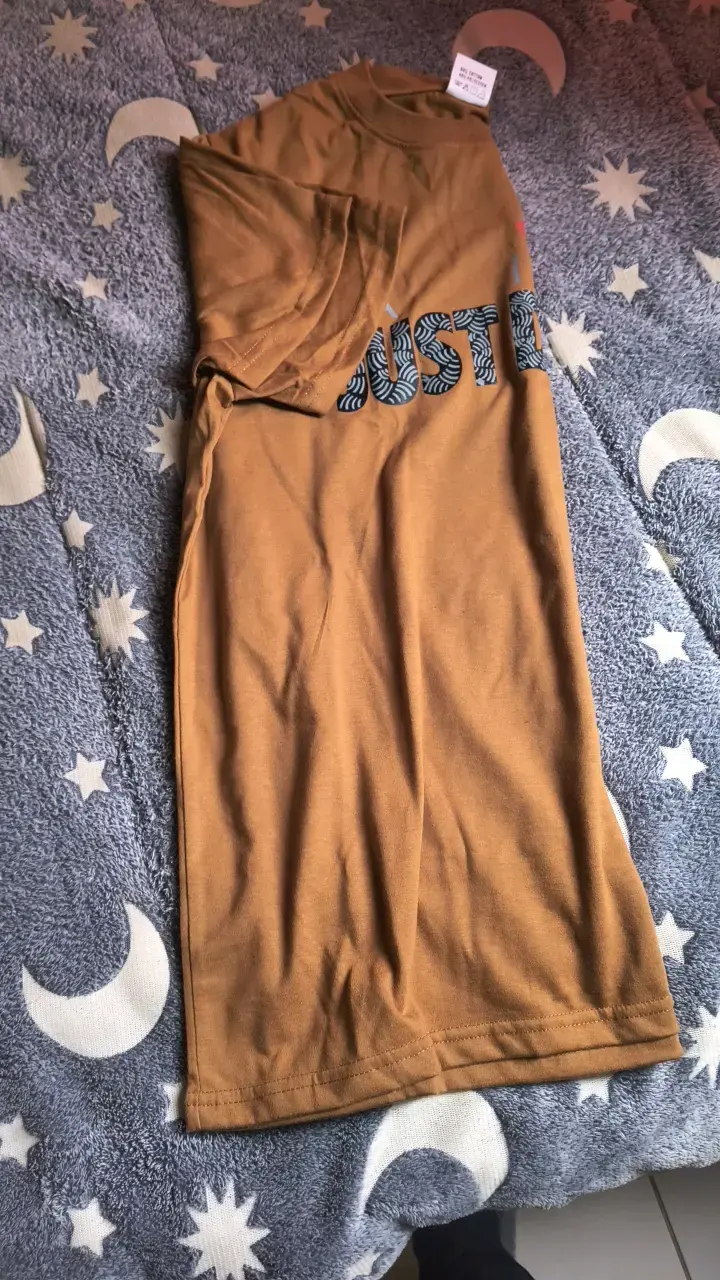 Polera marrón con estampado 'Just Do It' - 2