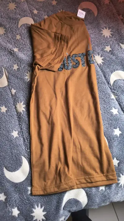 Polera marrón con estampado 'Just Do It' - miniatura 2