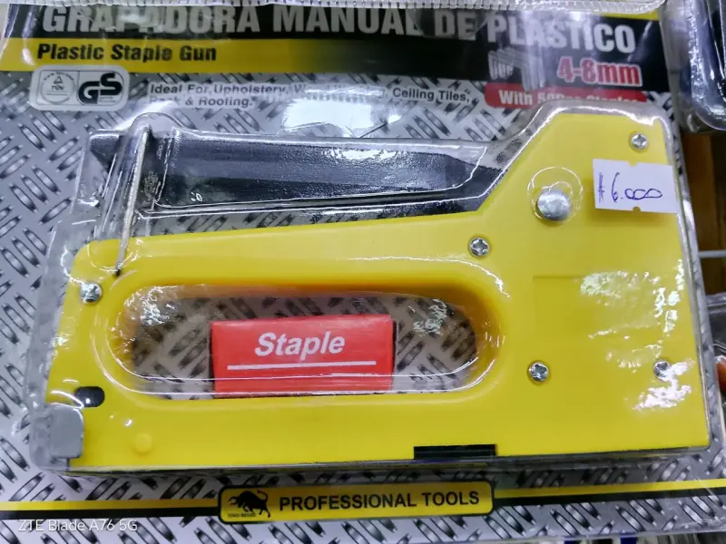 Grapadora Manual de Plástico Amarilla