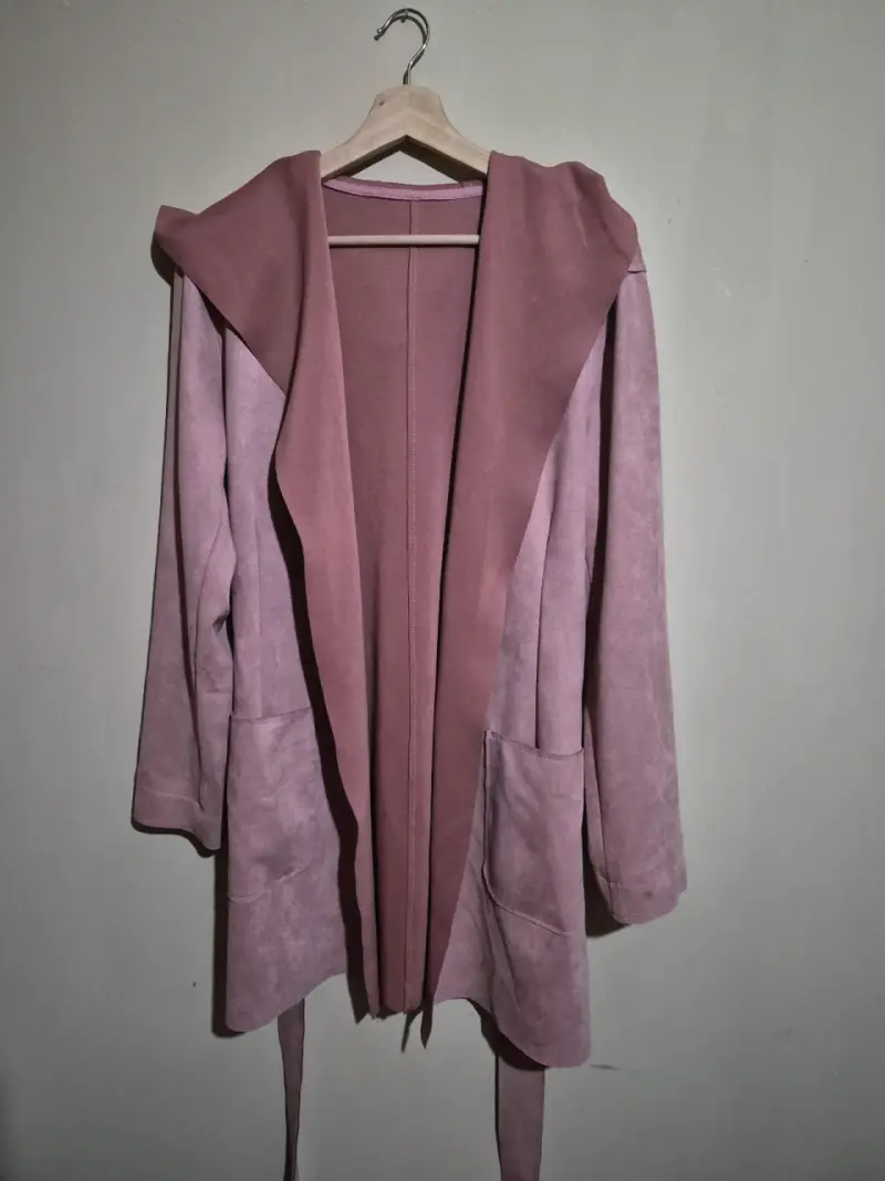 Abrigo de mujer con capucha color rosa - 1