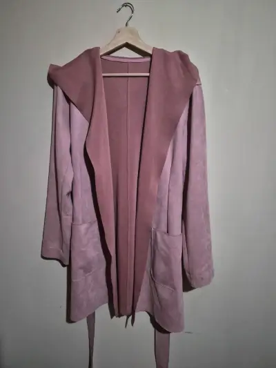 Abrigo de mujer con capucha color rosa - miniatura 1