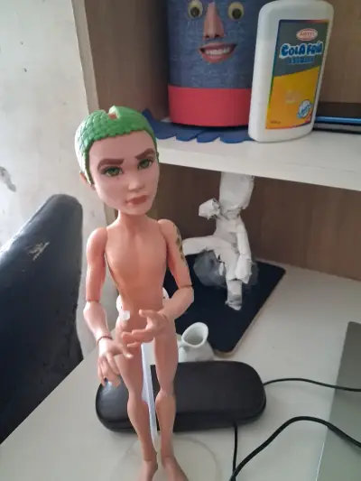 Muñeco articulado con cabello verde - miniatura 1
