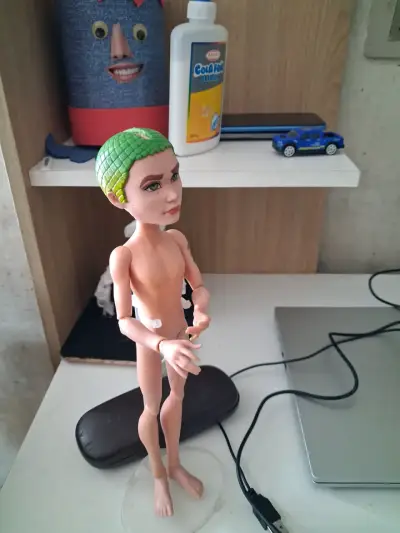 Muñeco articulado con cabello verde - miniatura 4