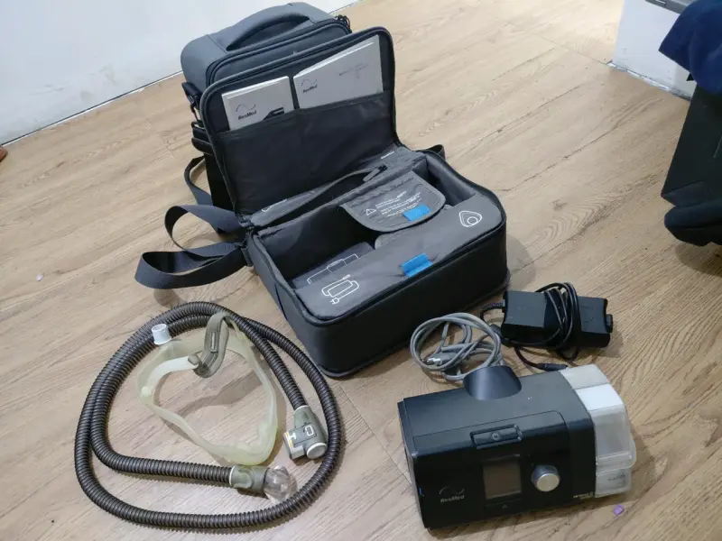 Máquina CPAP ResMed con accesorios y estuche - 1