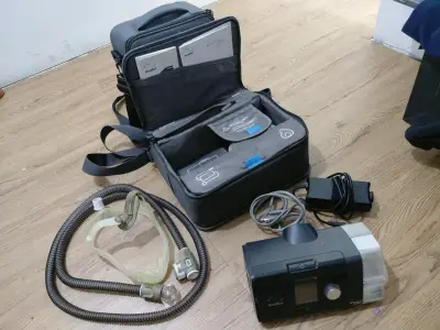 Máquina CPAP ResMed con accesorios y estuche - miniatura 1