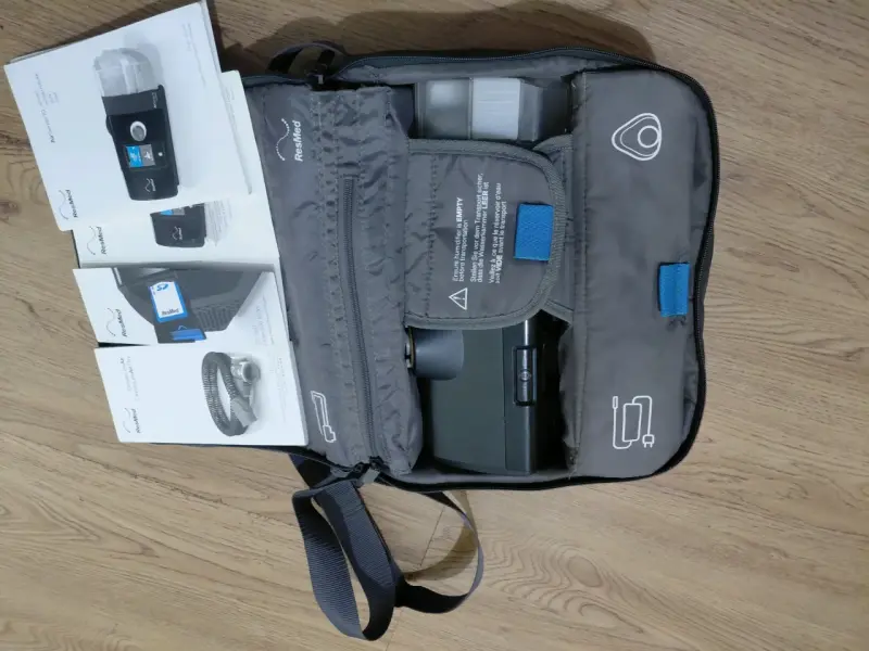 Máquina CPAP ResMed con accesorios y estuche - 2