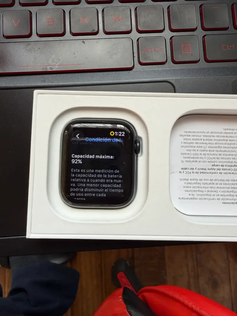 Apple Watch SE 44mm con Correa Deportiva - 4