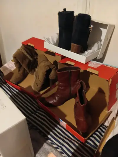 Lote de zapatos y botas para mujer en varios estilos - miniatura 1