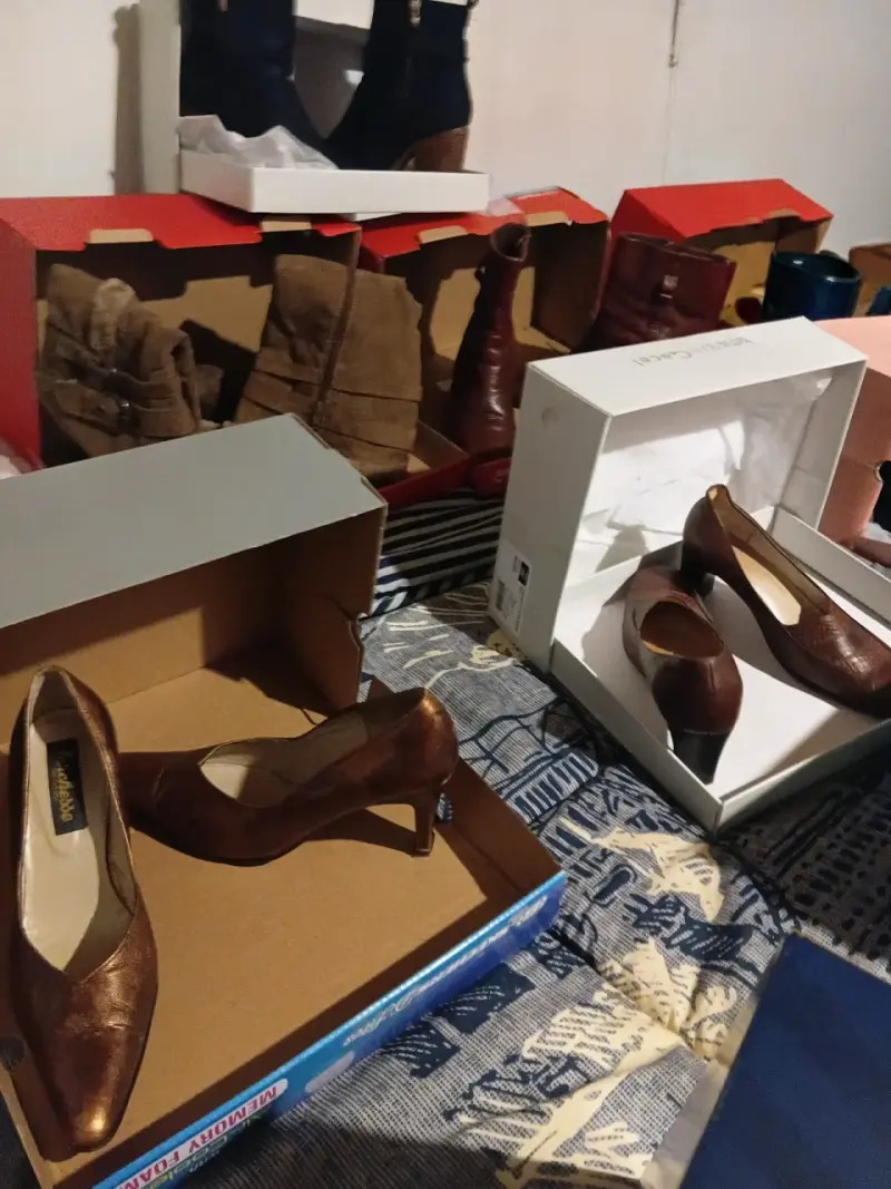 Lote de zapatos y botas para mujer en varios estilos - 4