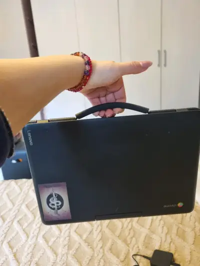 Chromebook Lenovo con cargador - miniatura 1