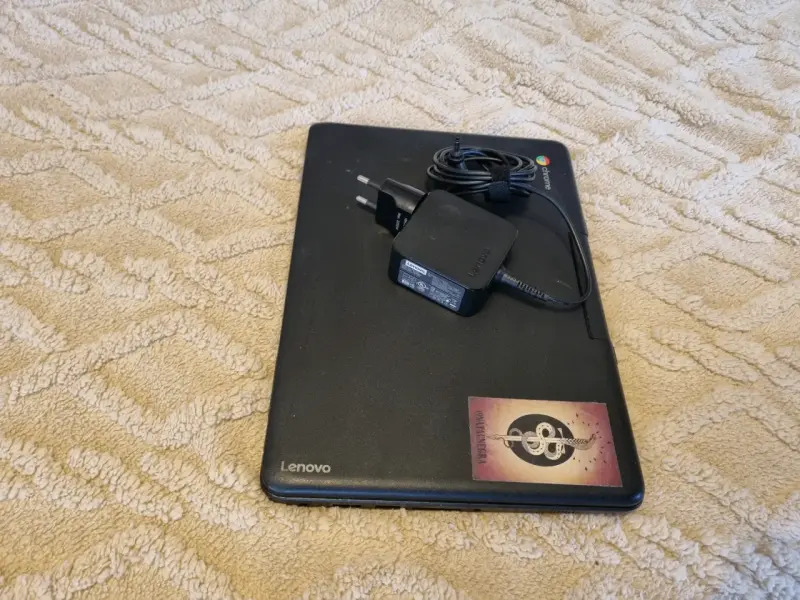 Chromebook Lenovo con cargador - 2