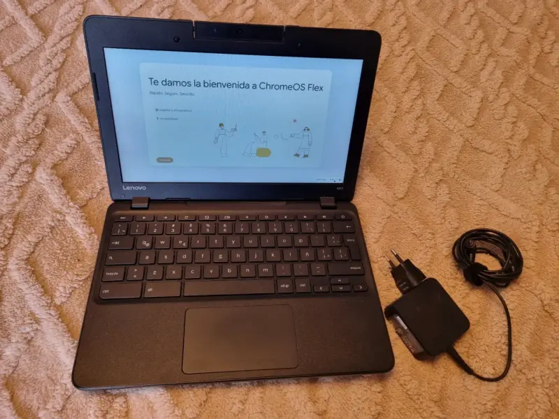 Chromebook Lenovo con cargador - 3