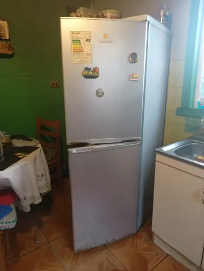 Refrigerador combi Frigidaire en buen estado - miniatura 2