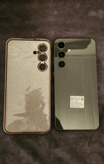 Samsung GalaS24FE con funda protectora y cargador - miniatura 1