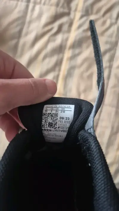 Zapatillas negras Adidas para niños con velcro - miniatura 1