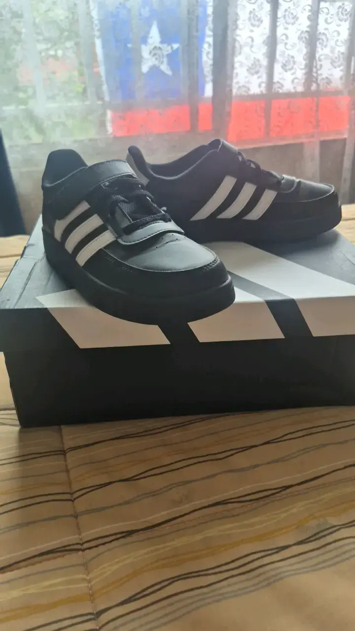 Zapatillas negras Adidas para niños con velcro - 2