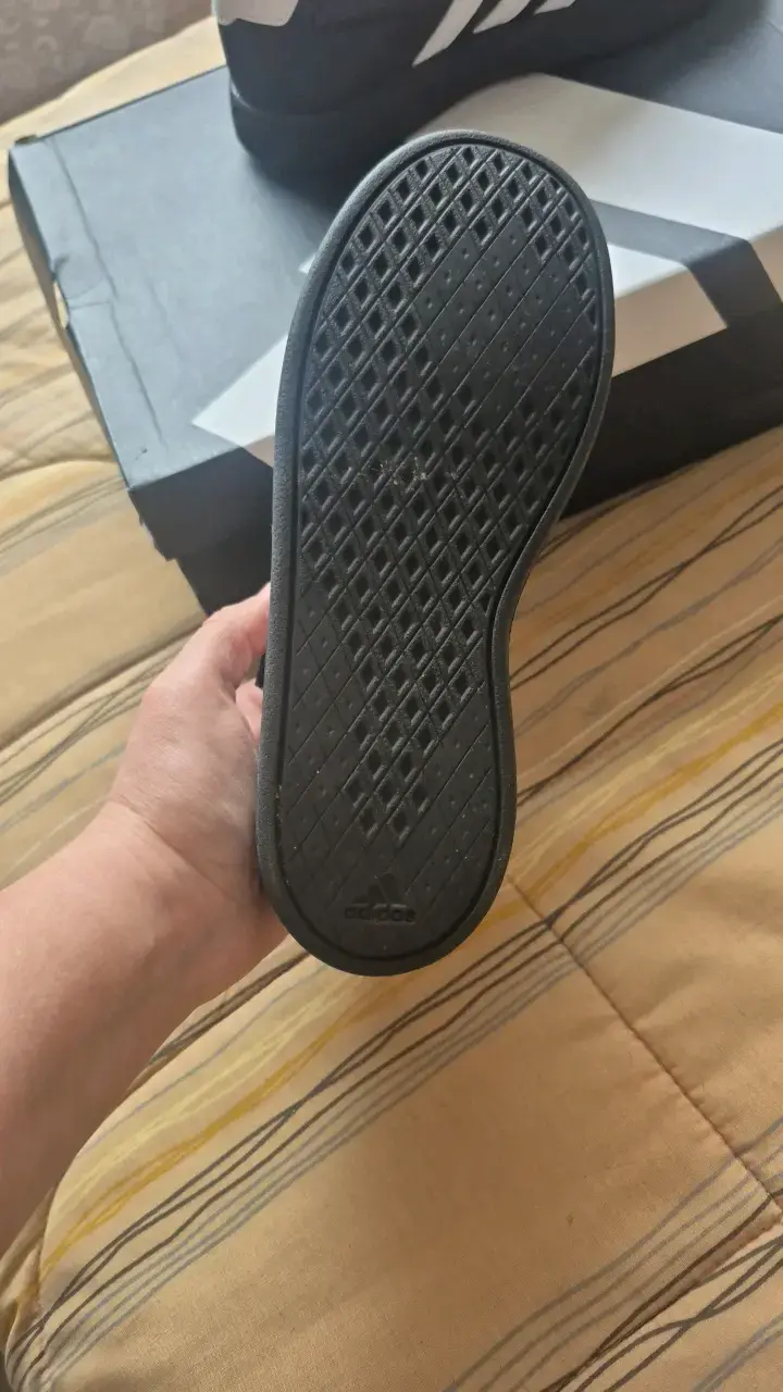 Zapatillas negras Adidas para niños con velcro - 4